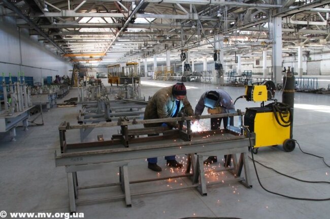 Мелитопольский моторный завод. Когда-то тут делали двигатели для автомобилей «Запорожец», ЛуАЗ и «Таврия». В 2020 году тут работало 75 человек. Собирали автобусы.