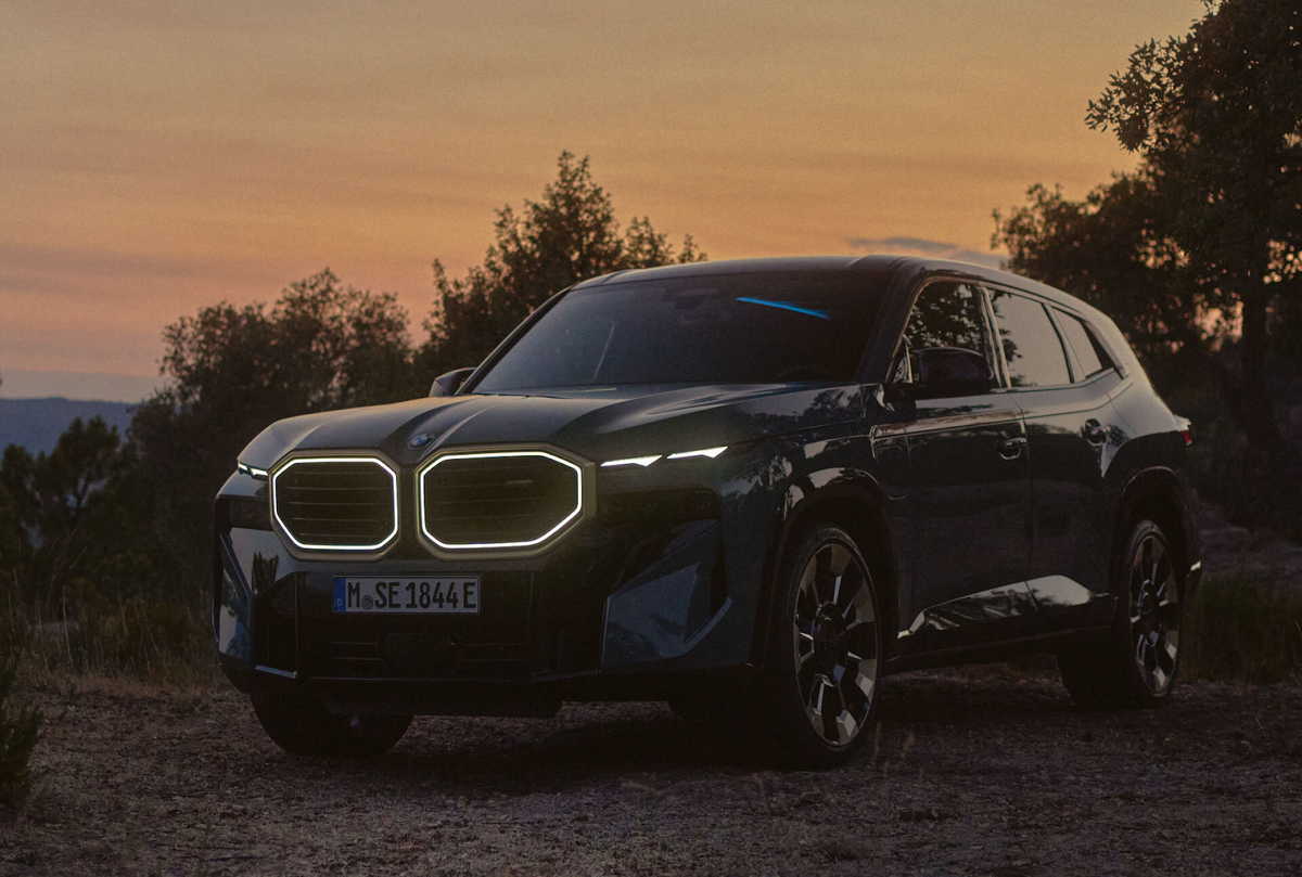 Характерные «крысиные глазки» верхнего яруса оптики в комплекте со светодиодным обрамлением гигантских ноздрей выделяют BMW XM в транспортном потоке 