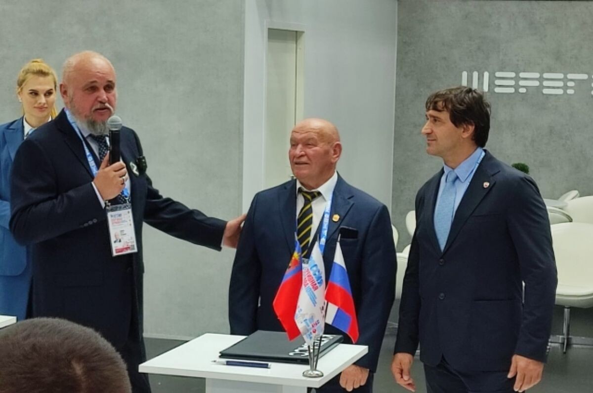    На форуме губернатор Кузбасса подписал пять соглашений со спортфедерациями