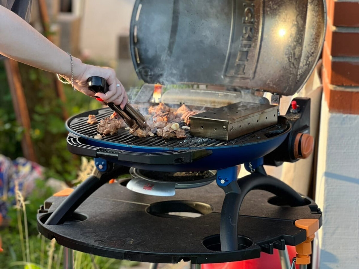 Подожгите все горелки и установите средний нагрев горелок, закройте крышку гриля и ждите, когда температура поднимется до 230°С. После этого можно выкладывать продукты на решетку, остановленную над горелками.