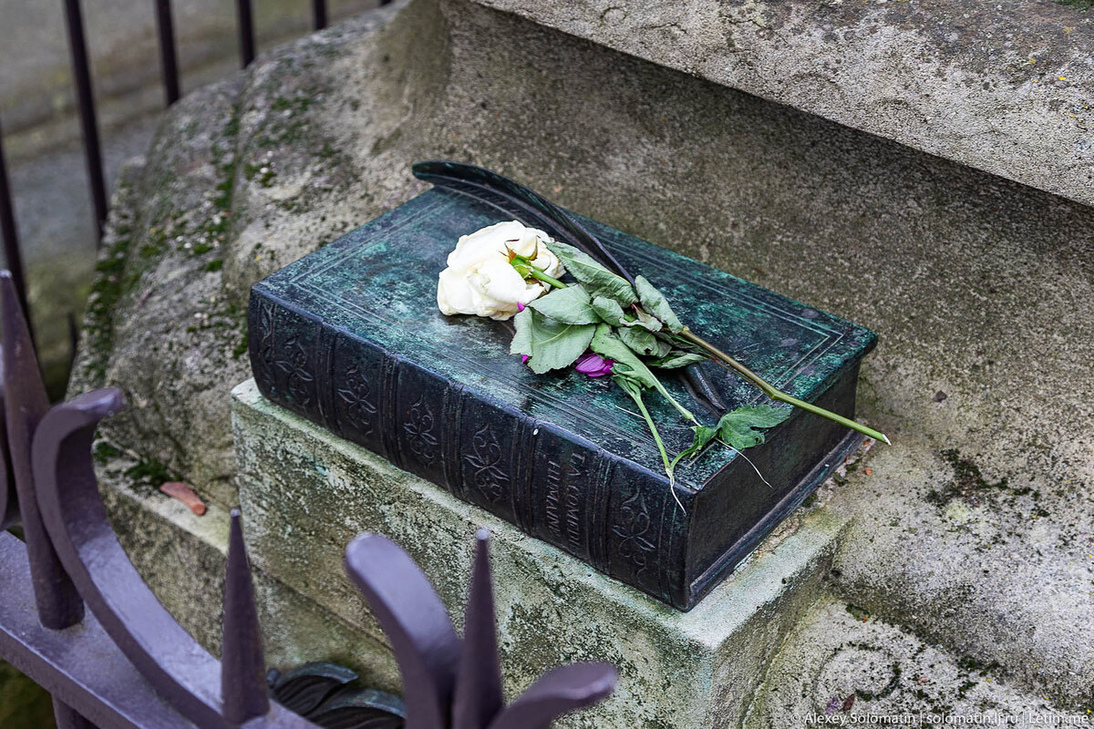 Могила французского писателя Оноре де Бальзака на парижском кладбище Пер-Лашез