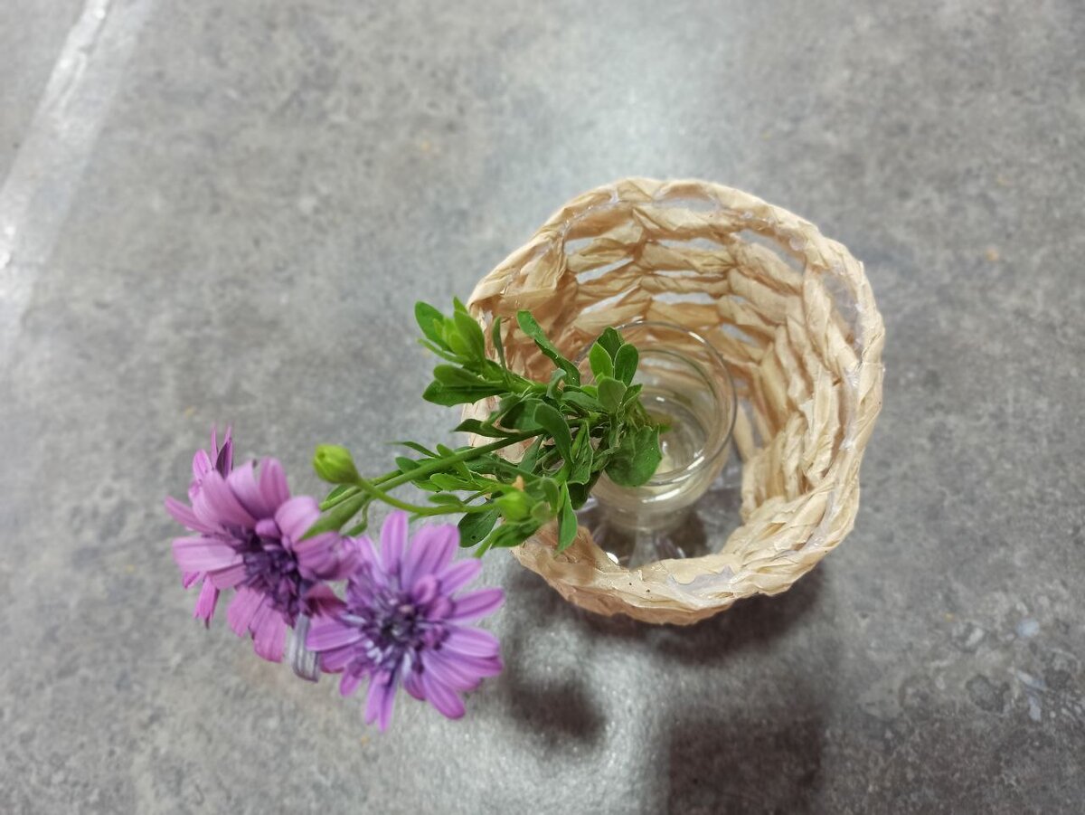 Плетеное кашпо из пергаментной бумаги