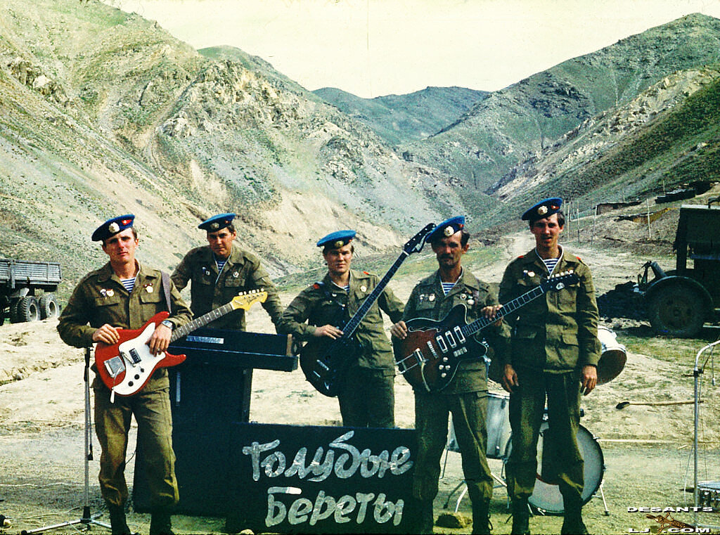 Афганские голубые береты. Голубые береты афганистан. Клип голубые береты вертолетчикам. Ансамбль голубые береты в афганистане. Афганские голубые береты.