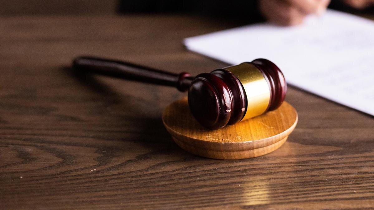    Молоток судьи и документ на столе:pexels.com