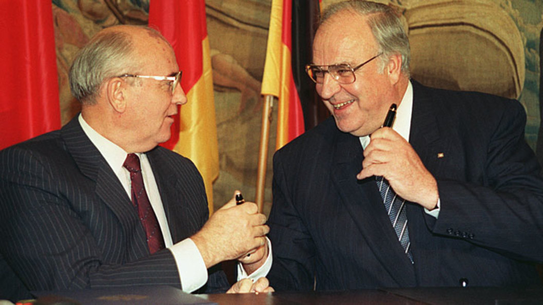 Канцлер Коль и Горбачёв слева...