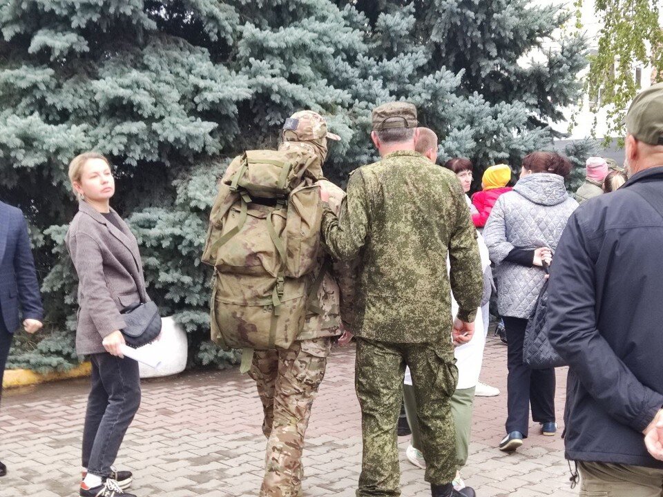     Вечером Сергей был в военкомате, а утром его и других парней отправили на полигон для подготовки. Фото: МИХАЙЛОВА Ева