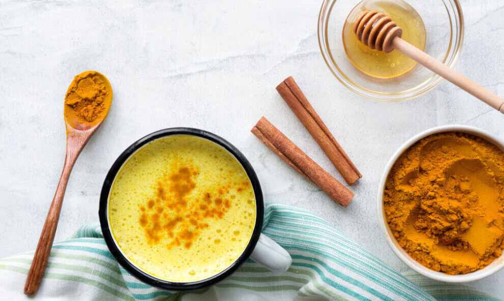    Диетолог Диксон: Молоко с куркумой избавит от изжоги