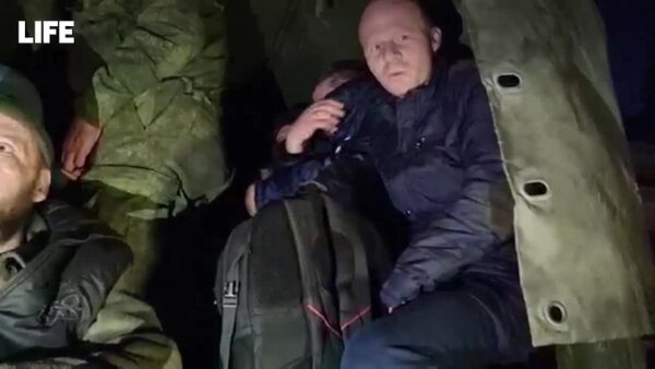 Освобождённые по обмену с Украиной пленные доставлены на территорию РФ. Видео © LIFE