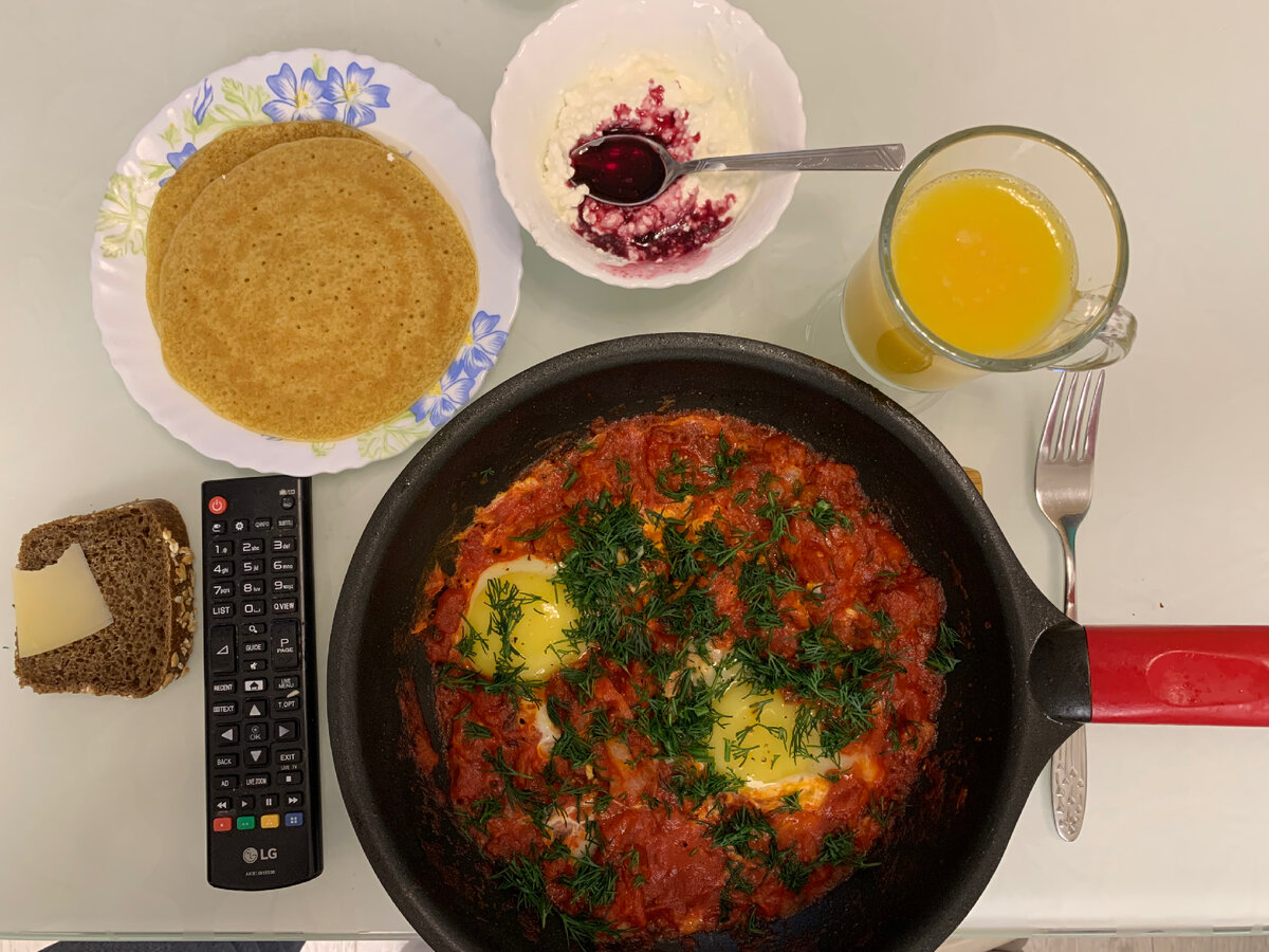 Шакшука, блинчики, кофе, апельсиновый сок, творог
