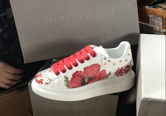 Фотографии обуви, которую продает государство