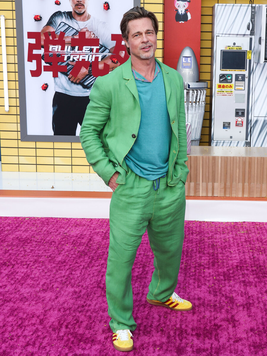 Брэд Питт в зеленом костюме