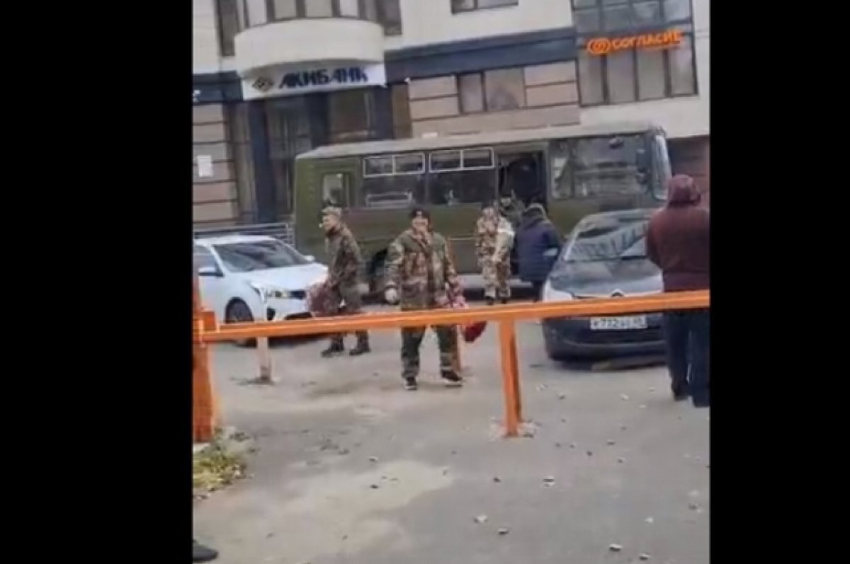    Появилось видео прибытия мобилизованных на регистрацию брака в Воронеже