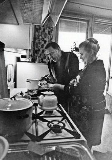 А. Папанов с женой на кухне.