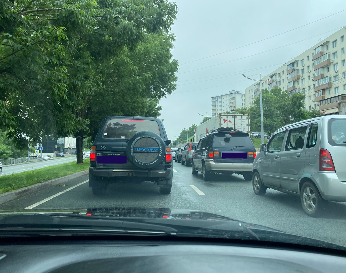 Вечные пробки, в которых очень заметна вежливость или ее отсутствие ;)