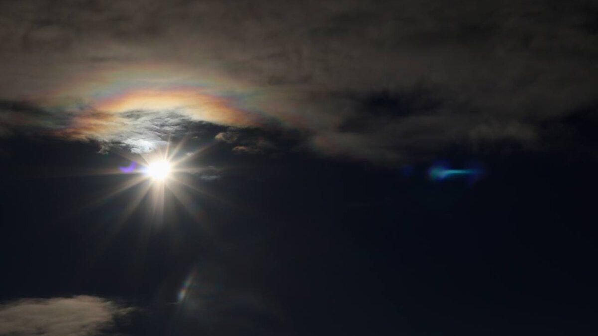     Сегодня, 25 октября, татарстанцы смогли понаблюдать за частичным солнечным затмением. Корреспондент Inkazan запечатлел необычное явление.