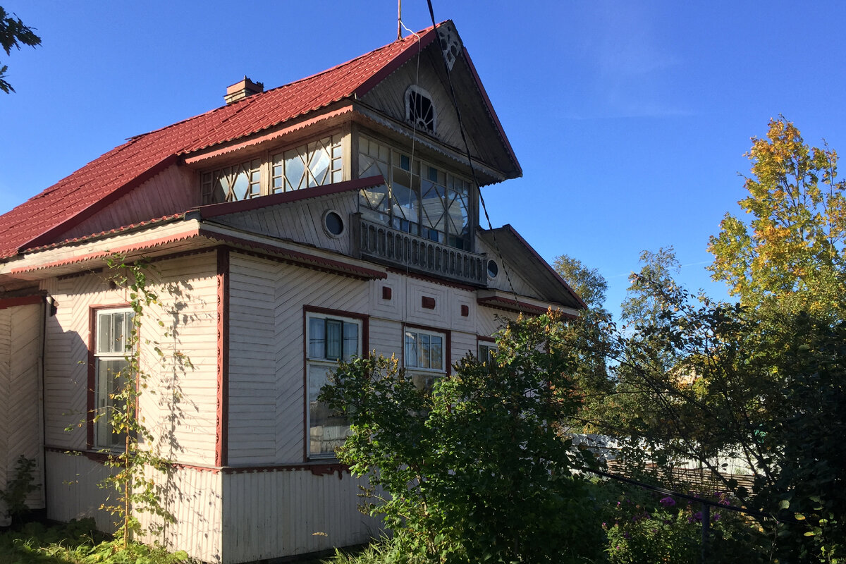 Ориентир - 9-я линия дом 109А (фото через высокий забор с вытянутых рук)