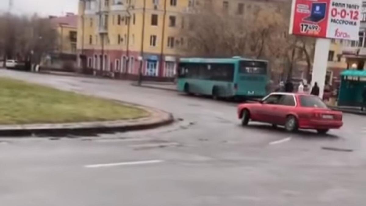   Водитель машины устроил ралли:instagram.com/ekaraganda.kz