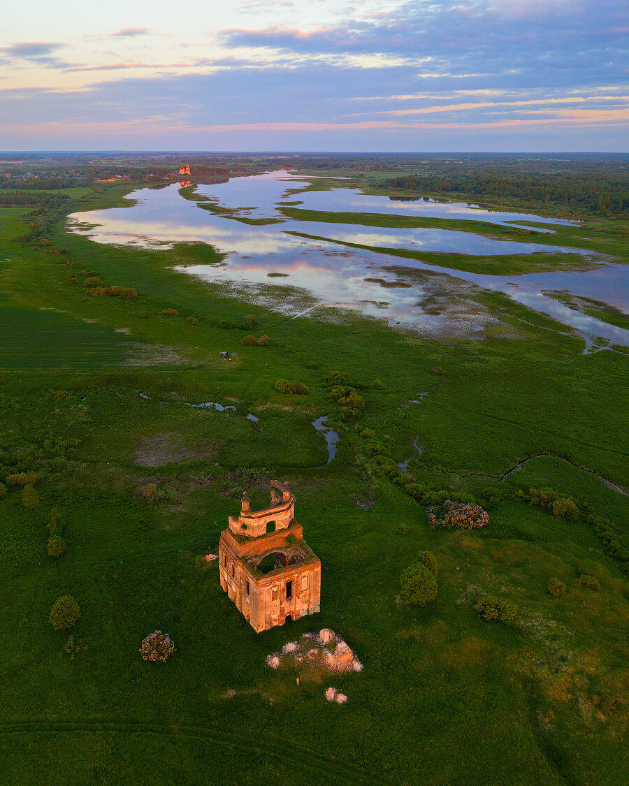 В июне мы решили устроить небольшое автомобильное путешествие по северу Тверской области, добрались до Весьегонска и обратно. Было много интересных мест, начинаю рассказывать.