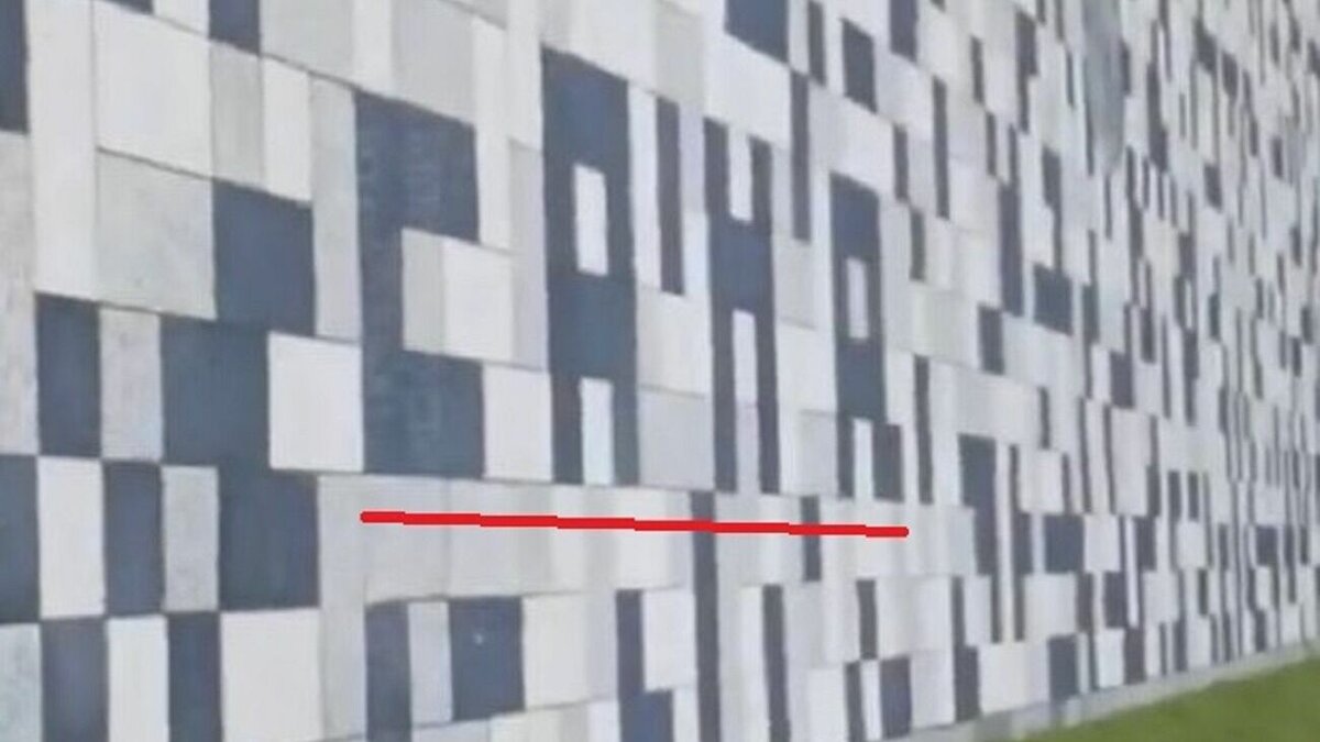     Строители увековечили свои имена на тротуаре в сквере Героев России, сообщила блогер Дарья Дримм.