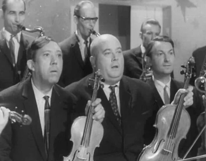 Знаменитая троица - Вицин, Моргунов, Никулин. Кадр телеэфира «Голубого огонька» 1968 года (иллюстрация из открытых источников)