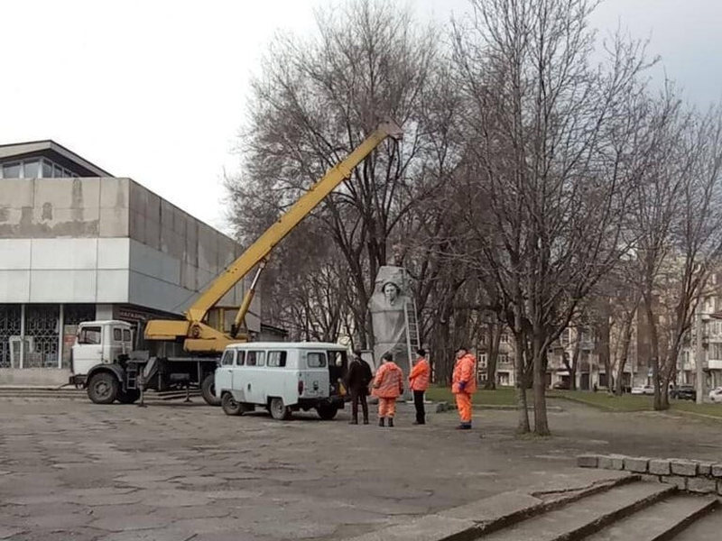    В Днепропетровске снесли памятник Александру Матросову и советский танк