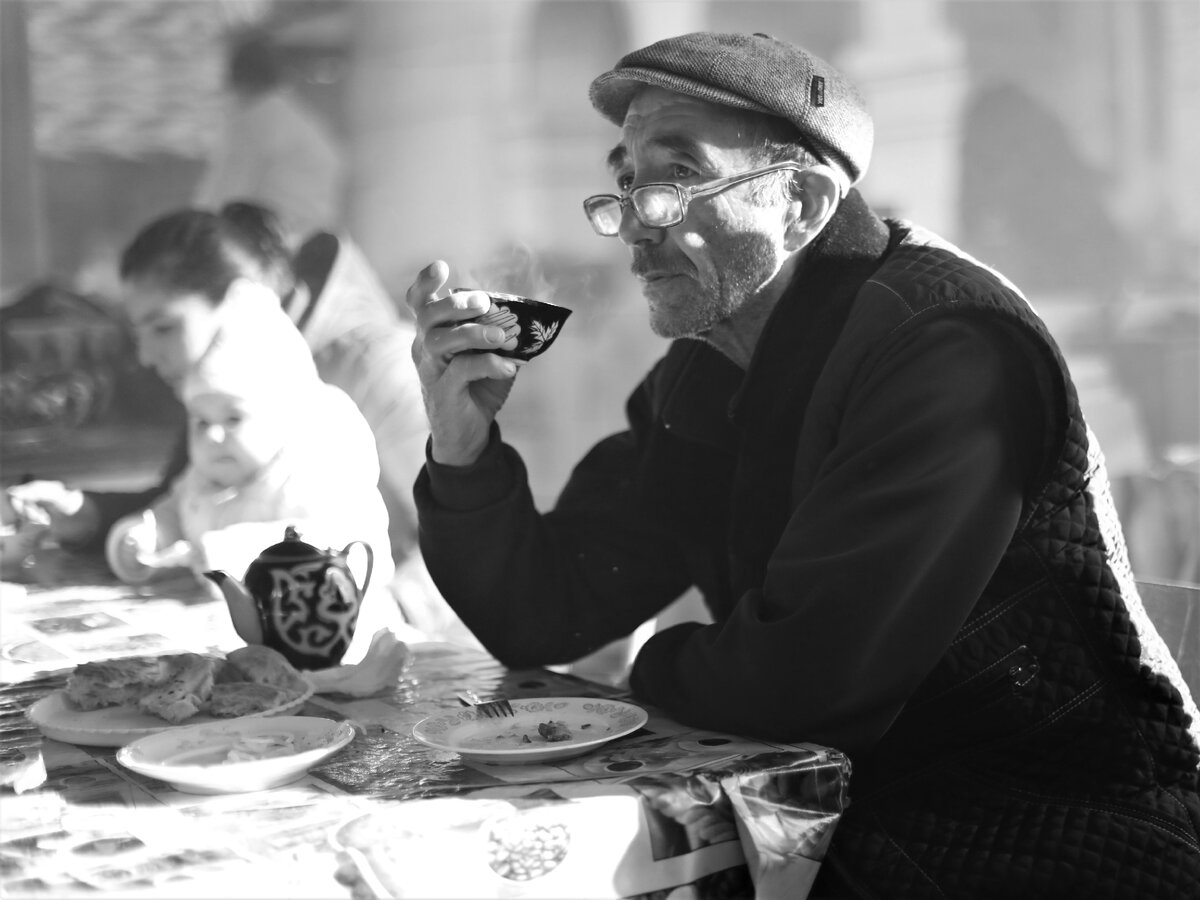 Древний базар Чорсу, чьи торговые ряды расположены под семью голубыми куполами, находится в исторической части Ташкента. Вокруг рынка — мастерские, где на глазах у туристов им могут сделать украшение. Чорсу — идеальное место для колоритных фотографий, покупок всяких вкусностей и сладостей, специй и, конечно, дегустации плова, жирной отварной колбасы, тушёного нута с бараниной. Купить порцию плова можно за 200 ₽, хурма стоит 150–200 ₽, жёлтая морковь — 100 ₽, бутылка воды — 30 ₽. 
Уличная еда везде безопасная и вкусная. За пловом на базар приходите как можно раньше, к 8 утра его уже разбирают. Узбекский плов особенный, ЮНЕСКО даже включило его в Список нематериального культурного наследия человечества. В 2020 году группа археологов из Китая, Узбекистана и Германии нашла в Узбекистане доказательства культивирования риса ещё в 250 году нашей эры.