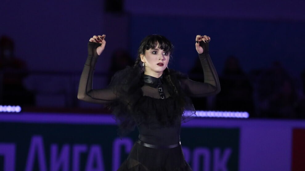 Камила Валиева на чемпионате России по фигурному катанию в образе Уэнздэй Аддамс. Источник фото: Яндекс Картинки.