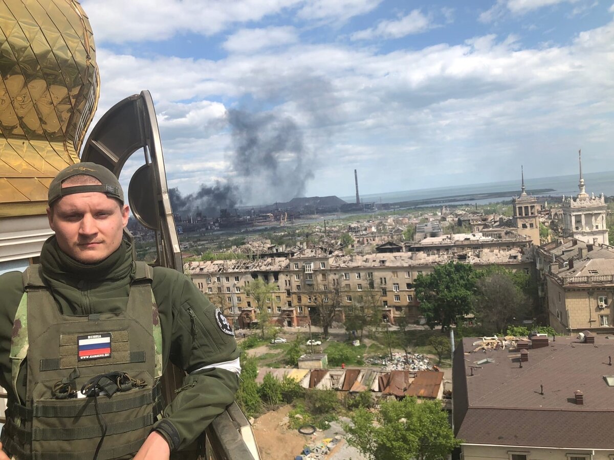 Росс Марсов - основатель движения "Идентаристы России" будучи высокооплачиваемым айтишником поехал на Донбасс в 2022 г., забив на прошлую жизнь. Сначала военкорить, потом воевать. Сейчас лежит в госпитале, лечится от ранения и рассуждает об устройстве России.