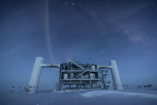 Подледная нейтринная обсерватория IceCube в Антарктиде
