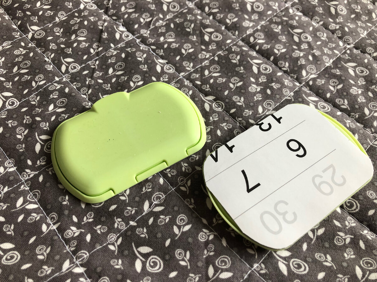 Клапаны наклеить на пластину