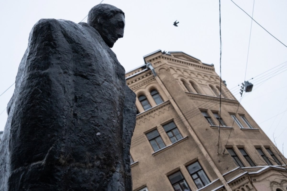    Памятник Александру Блоку открыли на улице Декабристов в Петербурге