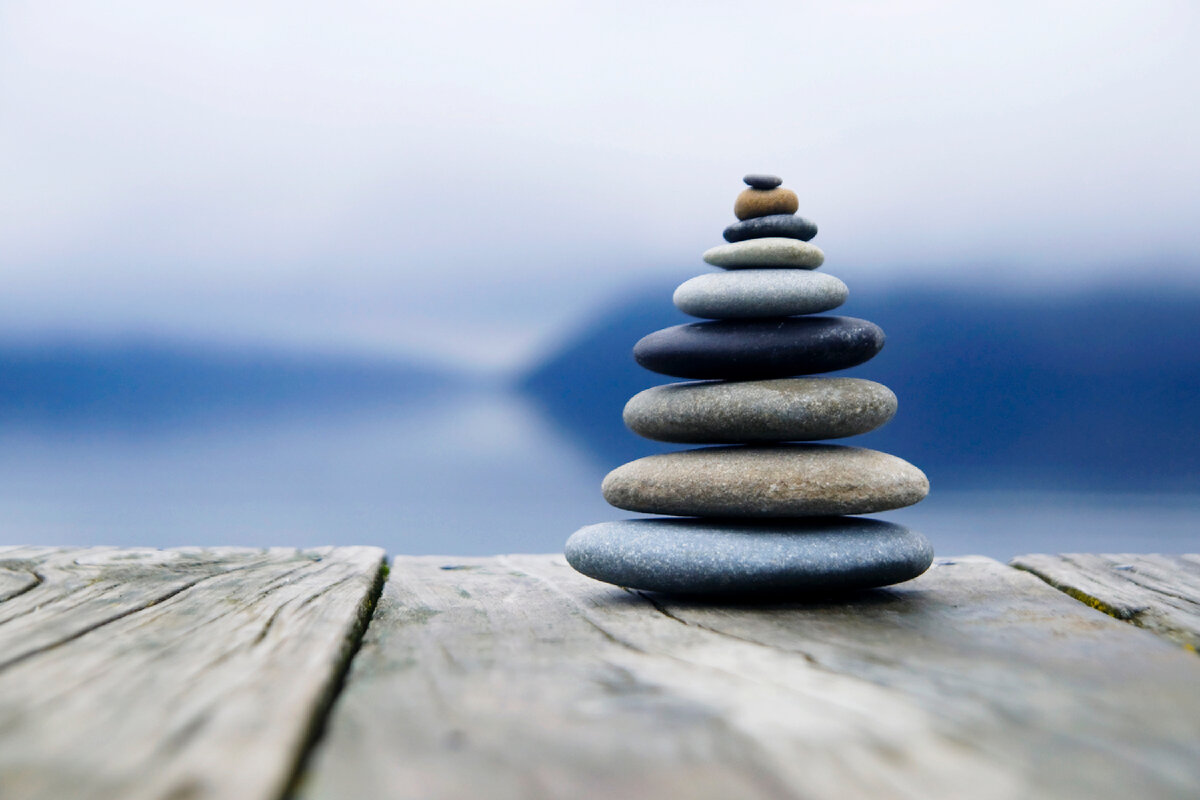 <a href="https://ru.freepik.com/free-photo/zen-balancing-pebbles-next-to-a-misty-lake_18416496.htm#query=%D0%93%D0%B0%D1%80%D0%BC%D0%BE%D0%BD%D0%B8%D1%8F&position=0&from_view=search&track=sph">Изображение от rawpixel.com</a> на Freepik