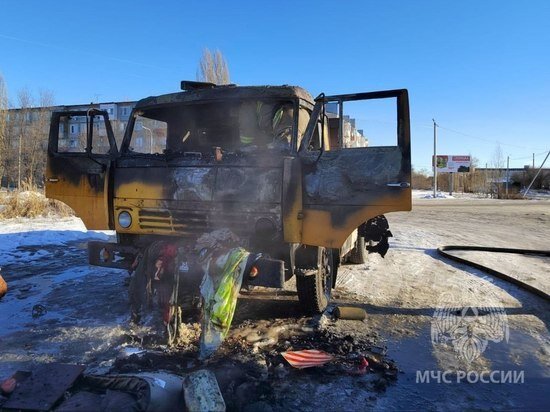     В Пугачеве загорелся грузовой автомобиль «КАМАЗ», пострадал водитель Фото: ГУ МЧС по Саратовской области