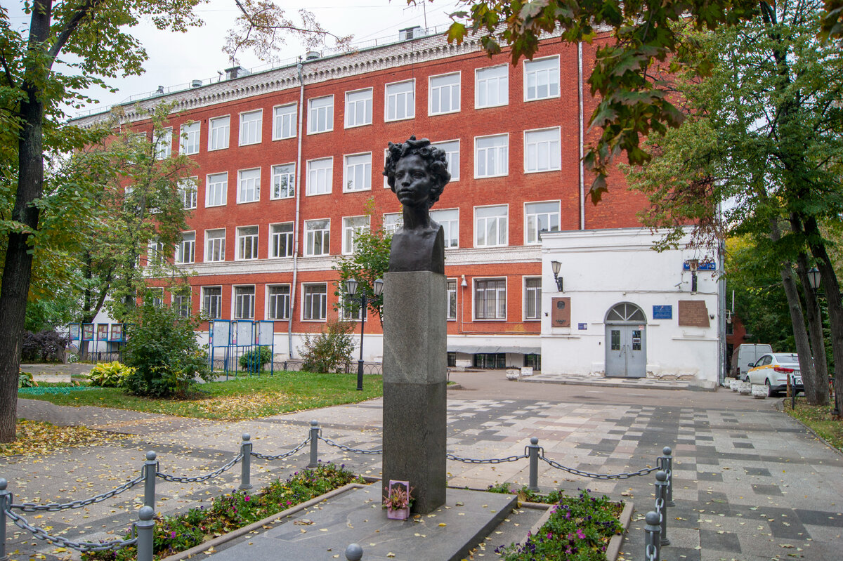 Школа № 345 имени А. С. Пушкина.