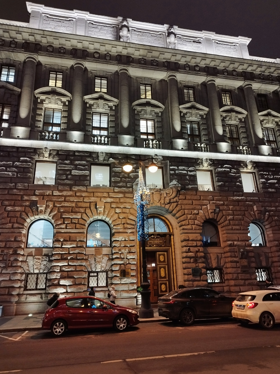 Русский торгово-промышленный банк. Памятник архитектуры начала XX  века. Здание строилось в 1912-1914 гг. и выполнено в стиле эклектики с многочисленными отсылками к Ренессансу🤓(Боже, спасибо за Интернет и Википедию. Если бы не они, я бы написала просто "красивое😍😍😍"