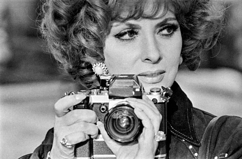 Итальянская актриса и фотограф Джина Лоллобриджида в Лондоне, Великобритания, 4 октября 1974 года. Она находится в столице, чтобы опубликовать свою книгу фотографий под названием "Italia Mia". (Фото: Evening Standard / Архив Халтона / Getty Images)
