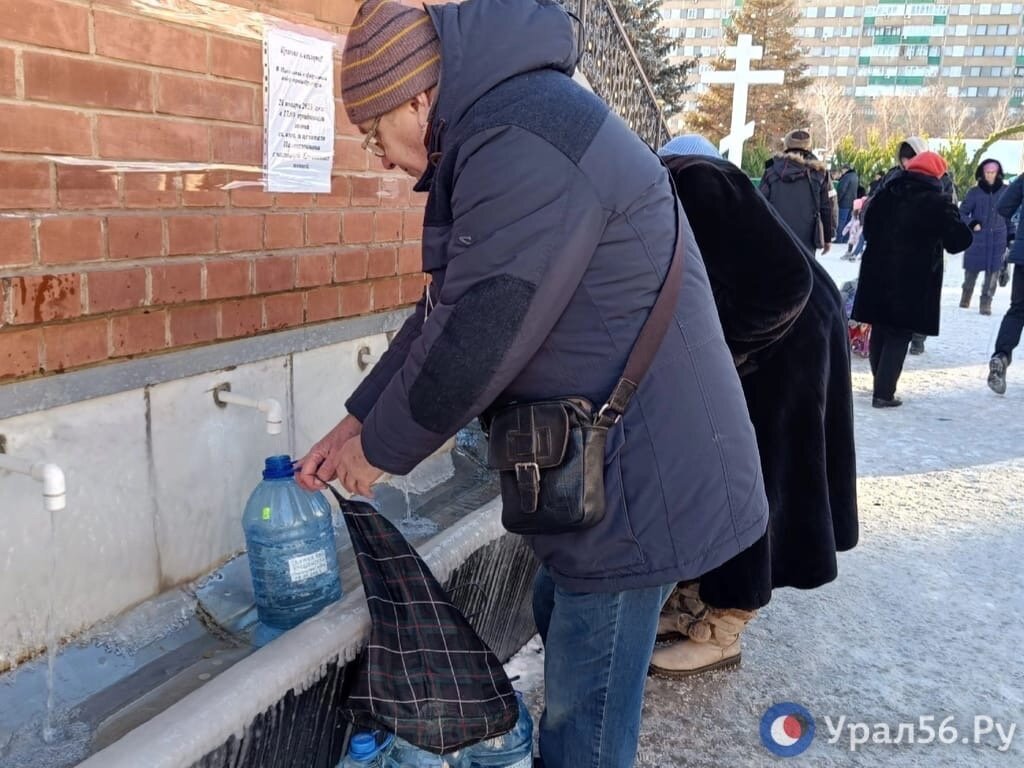    Сегодня в Оренбурге во всех храмах города можно набрать освященную воду