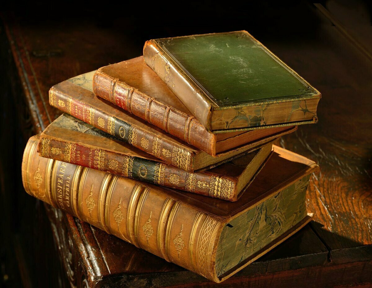 Тайный писатель. Старинные книги. Старая книжка. Стопка книг. Стопка старинных книг.