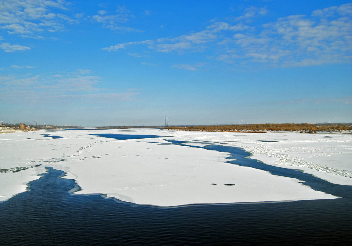 тает лед. скульптура глобальное потепление. наступила весна. объясните исчезновение дыма в воздухе. льдом покрылись деревья постепенно за ними.
