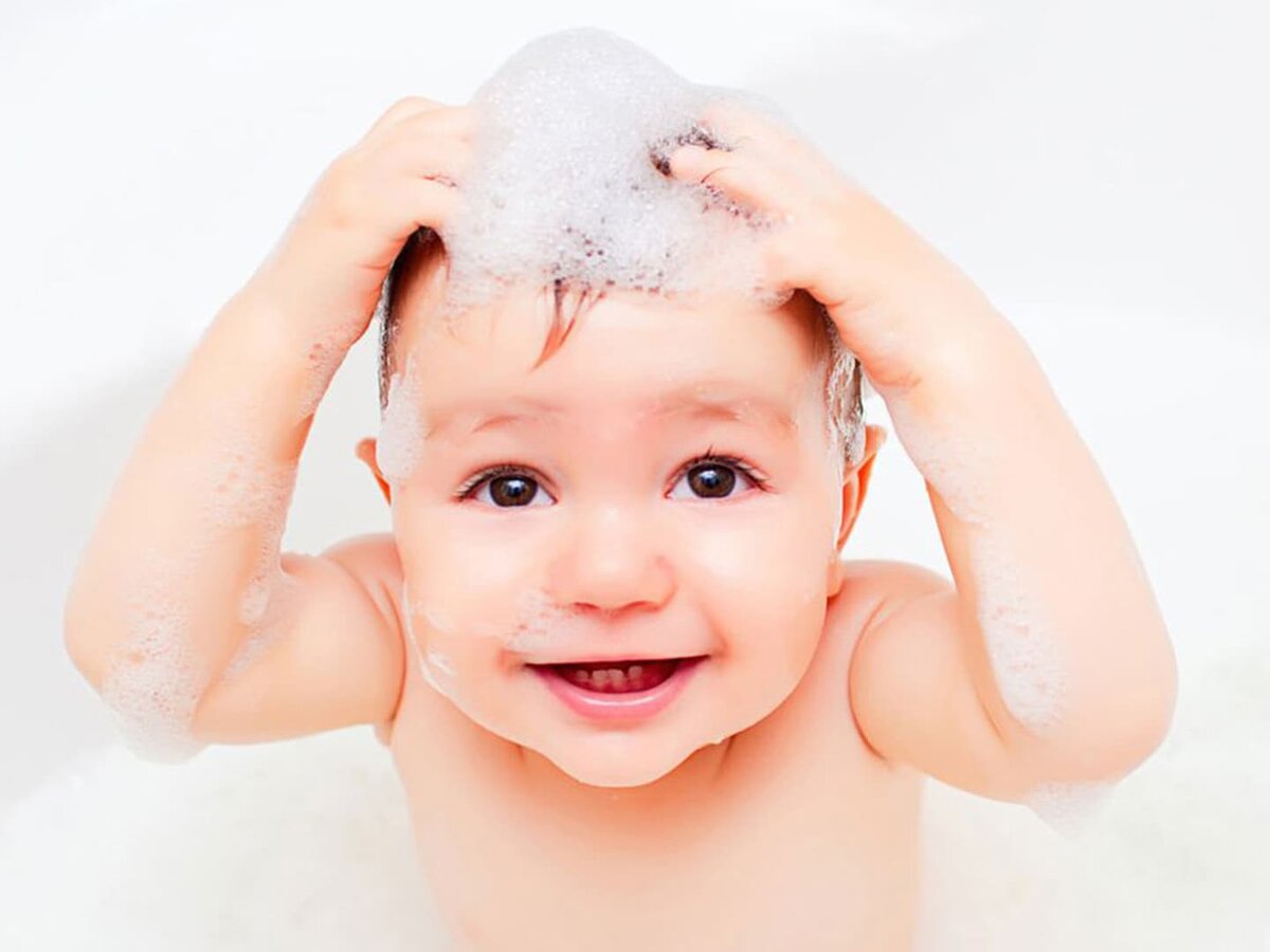Уход за волосами ребенка. Мытье ребенка. Мытье волос ребенка. Мытье головы детям. Ребенок в пене.