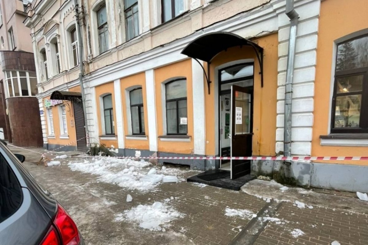    Прокуратура и СК: В Твери на улице Новоторжской на женщину упала глыба льда