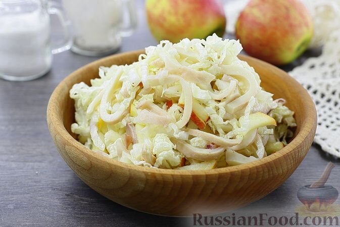 филе кальмара, капуста пекинская, яблоко, сок лимона, масло растительное, мёд, соль, перец чёрный молотый