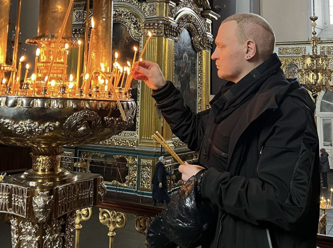     Иллюзионист сделал пересадку волос Фото: соцсети