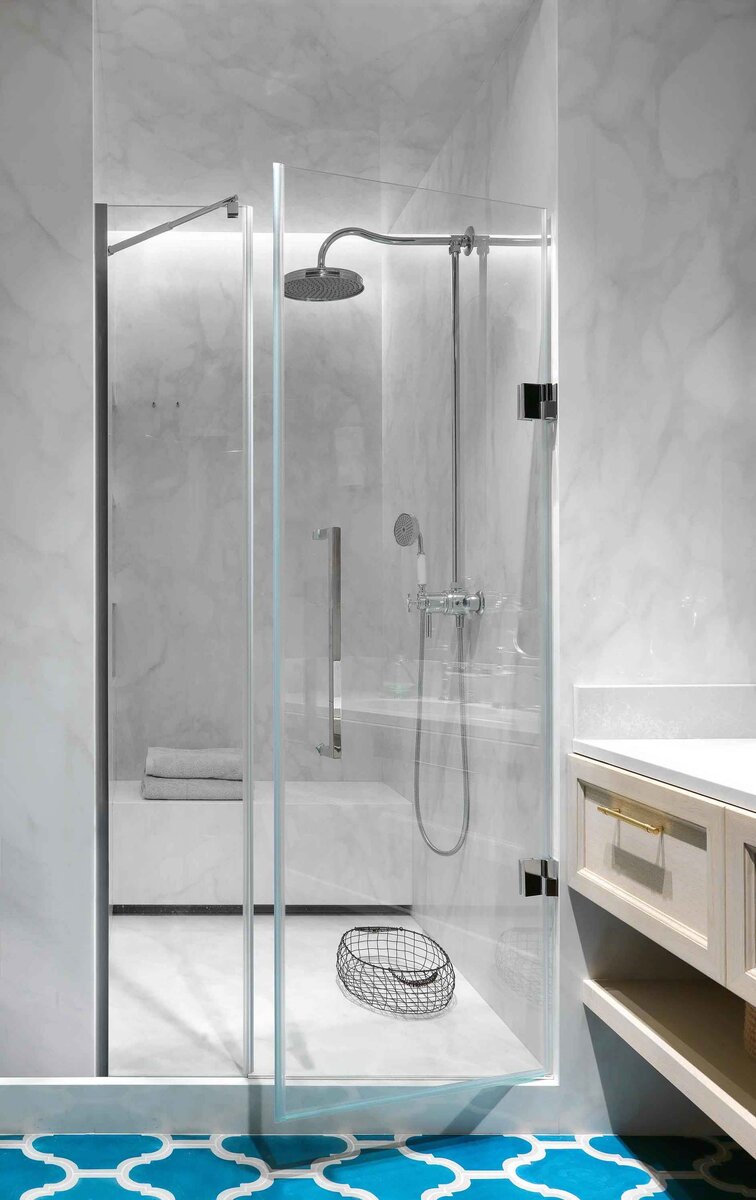 Двери душевой из стекла