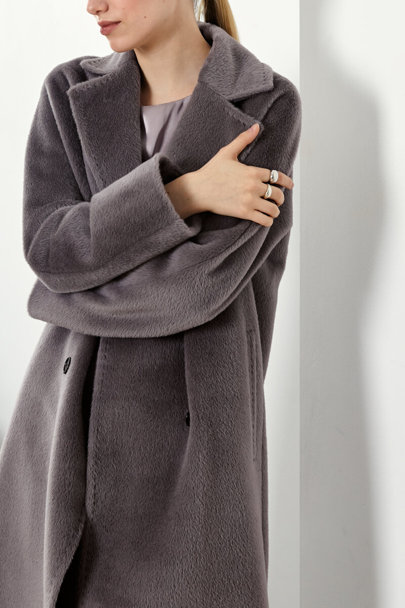 Ничего лишнего, качественный крой, минимум деталей, натуральные материалы. 