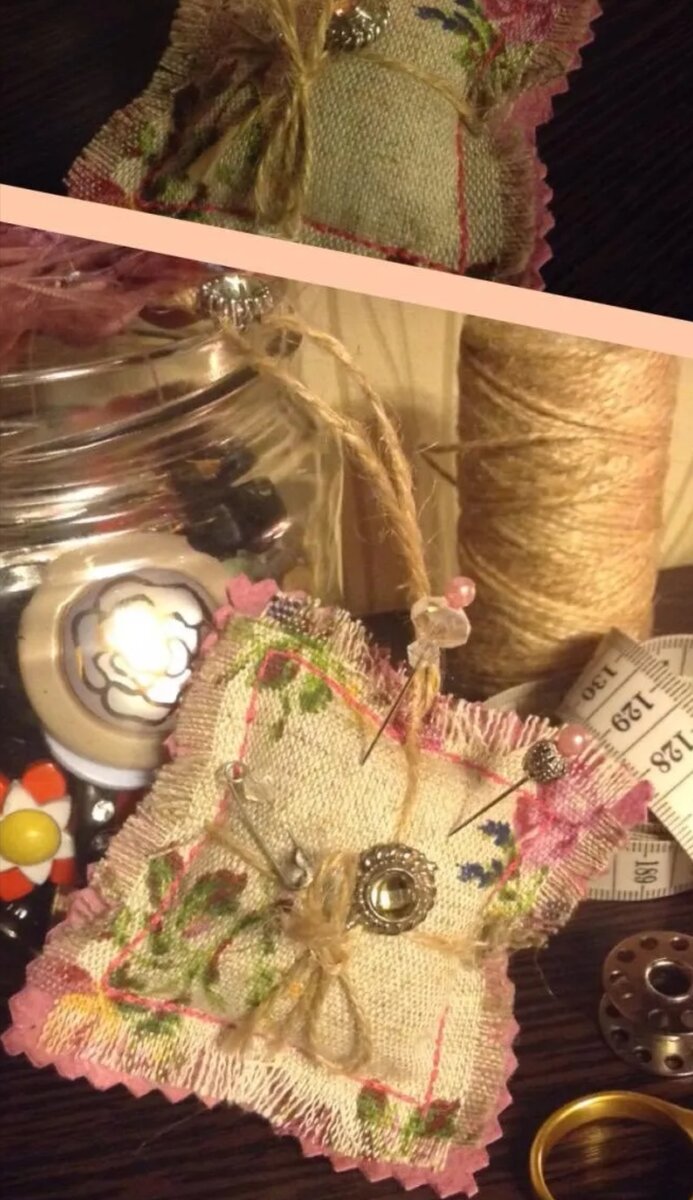 Маленькая подушечка из джинсы в цветочек.