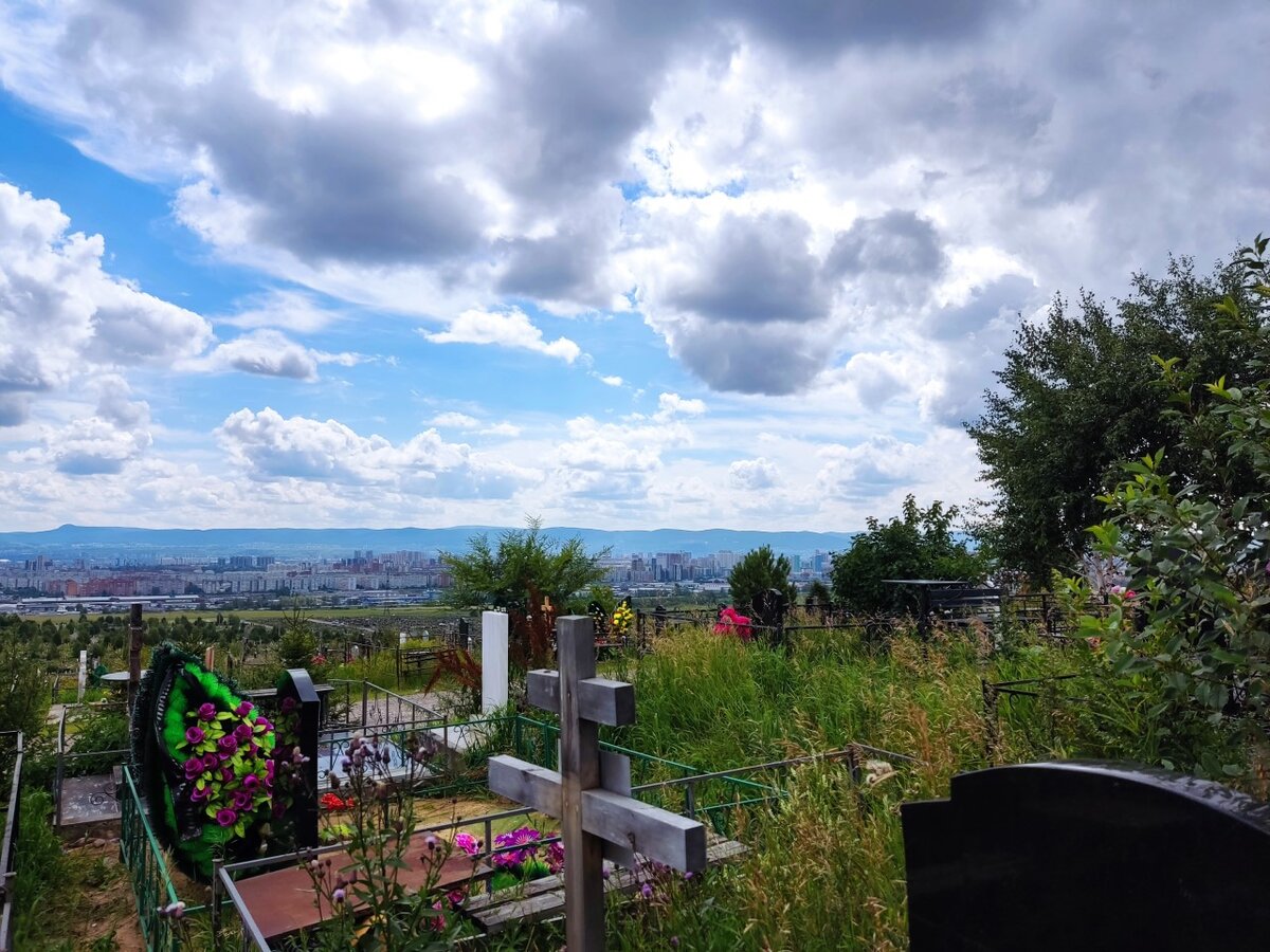     Красноярские кладбища, включая самый большой «город мертвых» Бадалык, пытаются расширять, но места все равно быстро заканчиваются. Крематорий должен отчасти решить проблему