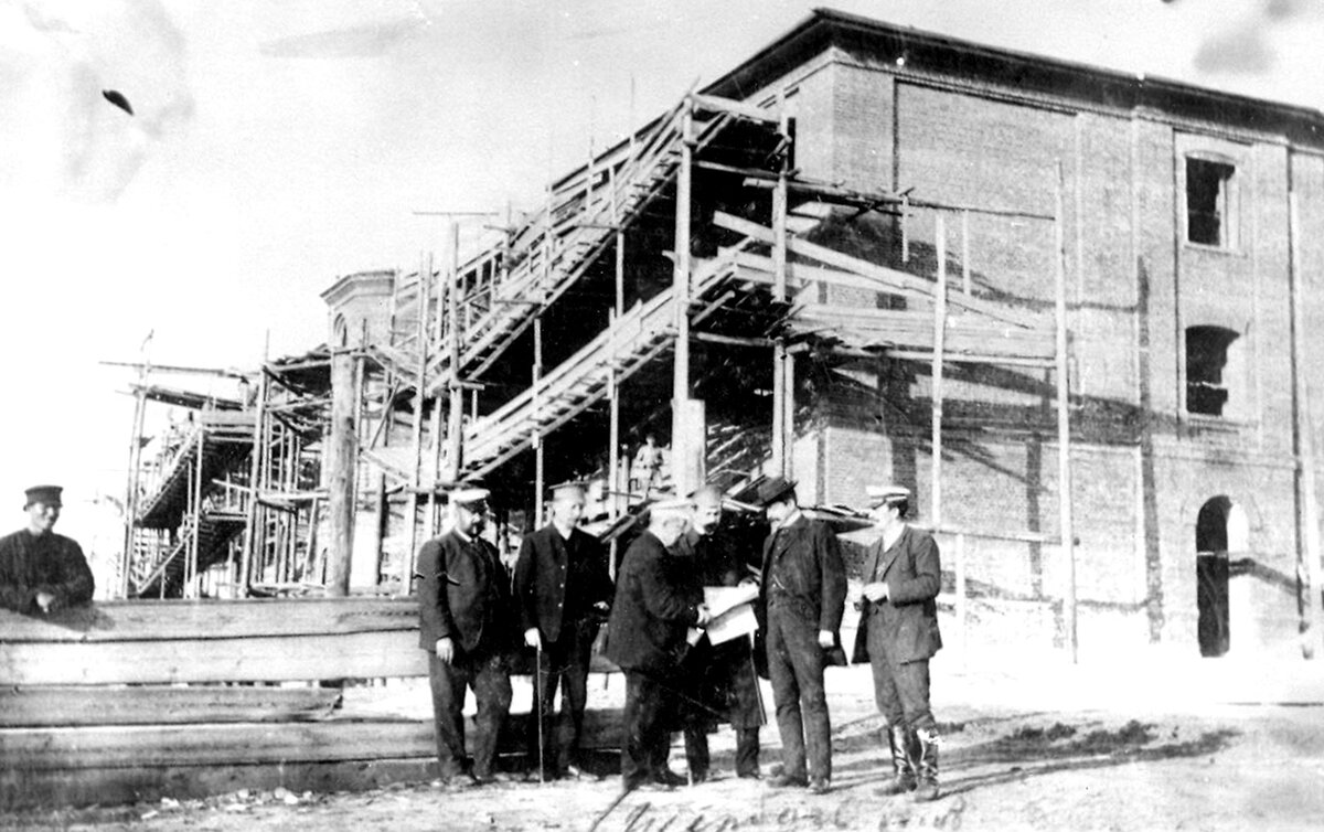 Александр Щербачев (в центре) на стройке