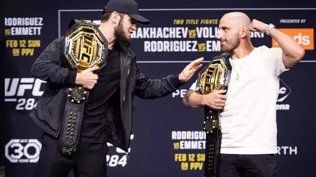    Ислам Махачев и Алекс Волкановски. USA Today Sports