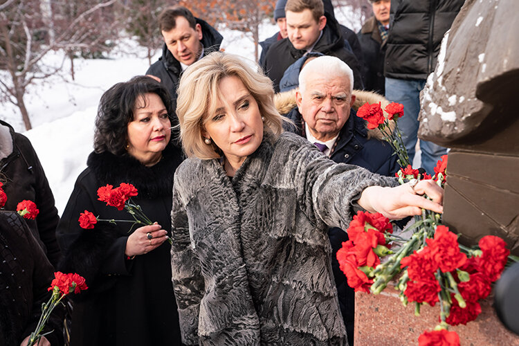 Перед началом заседания депутаты возложили цветы к памятнику Мусе Джалилю — сегодня исполнилось 117 лет со дня рождения татарского поэта Фото: gossov.tatarstan.ru